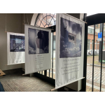 Banier met kunstfoto en tekst