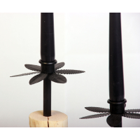 Kandelaar van hout en metaal