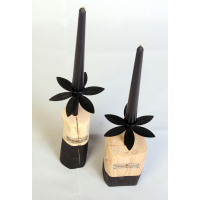 Kandelaar van hout en metaal