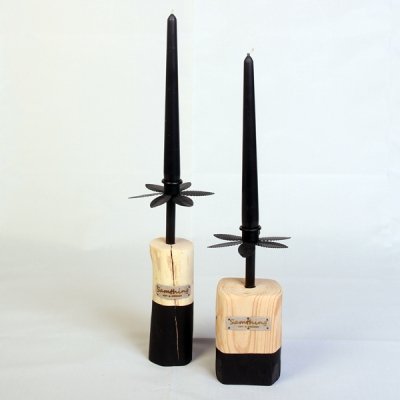 Kandelaar van hout en metaal